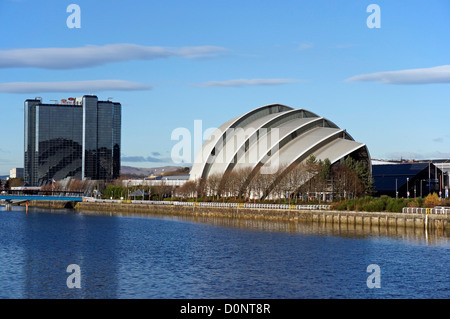 Il SECC Clyde Auditorium (chiamato Armadillo) destra con il Crowne Plaza Hotel a sinistra sul fiume Clyde a Glasgow Scozia Scotland Foto Stock