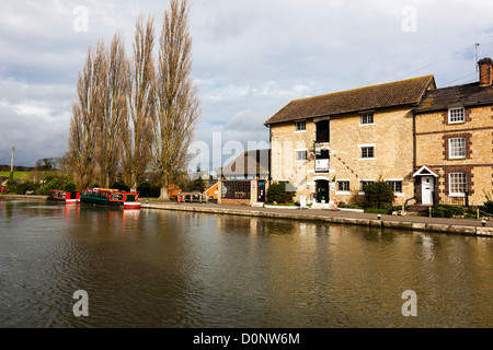 Bloccare e cottage sul Grand Union Canal at Stoke Bruerne Foto Stock