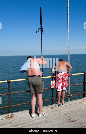 Pesca sul molo di Southend Foto Stock