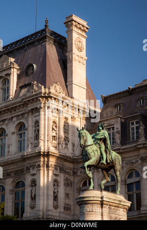 Statua di Etienne Marcel sotto l' Hotel de Ville, Parigi Francia Foto Stock