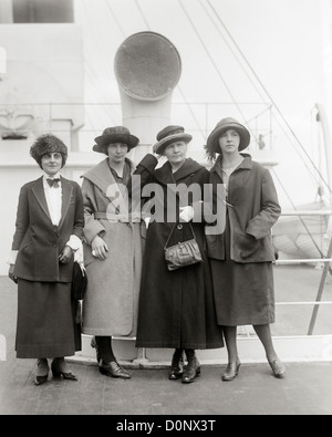 Il premio Nobel Marie Curie e figlie Foto Stock