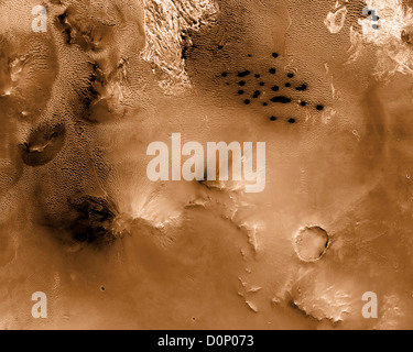 Creste e macchie scure visto dalla sonda Mars Reconnaissance Orbiter Foto Stock