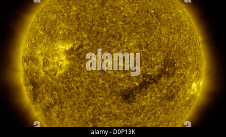 Il buio foro coronale in Sun di zona inferiore è " APERTO " area magnetica attraverso il quale il vento solare segue qui in tra attivo Foto Stock