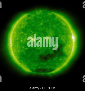 Il buio foro coronale in Sun di zona inferiore è " APERTO " area magnetica attraverso il quale il vento solare segue visto in questa visualizzazione Solar Foto Stock