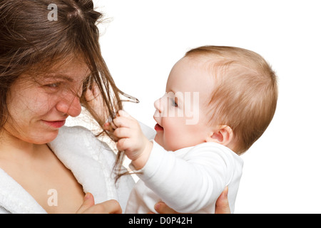 Madre con bambino su bianco Foto Stock