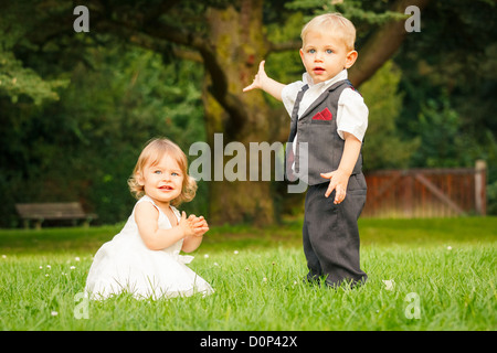 Piccolo Ragazzo e ragazza nel parco Foto Stock