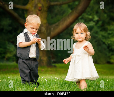 Piccolo Ragazzo e ragazza nel parco Foto Stock