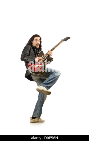 Giovane uomo a suonare la chitarra su bianco Foto Stock
