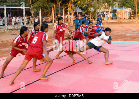 Ragazze giocando kabaddi in nehru stadium vicino a Coimbatore, nello stato del Tamil Nadu, India Foto Stock