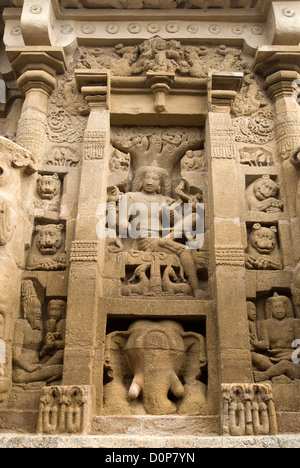 Sculture nel tempio Kailasanatha in Kanchipuram vicino Chenna,Kanchipuram,Tamil Nadu, India Foto Stock