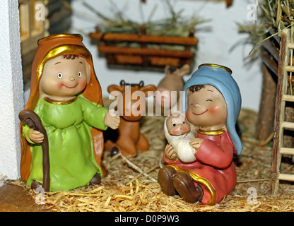 Statue di sorridere un presepe con sacra famiglia nel presepe Foto Stock