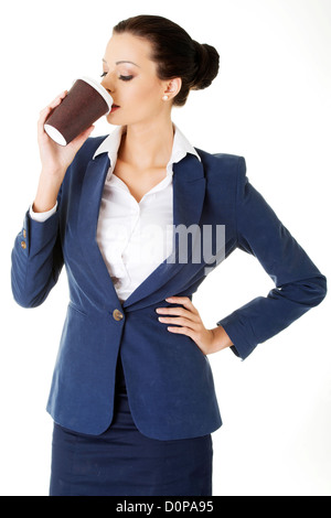 Freno da caffè in rush giorno. Business donna di bere il caffè o il tè dal bicchiere di carta. Foto Stock