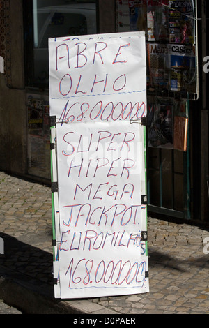 La pubblicità di un super jackpot in Euro LOTTERIA EUROMILLIONS al di fuori di un negozio a Lisbona, Portogallo. Novembre 2012 Foto Stock