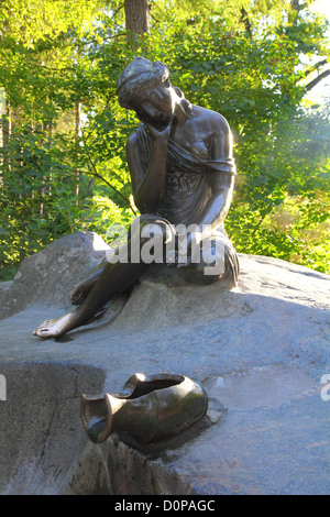 Ragazza con brocca statua Foto Stock