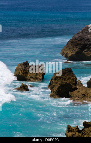 Rocce nell'oceano a Suluban sulla spiaggia di Bali, Indonesia Foto Stock