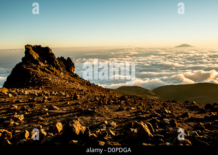 MONTE KILIMANJARO, Tanzania: La vetta del monte Meru attraversa le nuvole, come si vede dal ghiacciaio Arrow sulla Lemosho Route del monte Kilimanjaro. Foto Stock