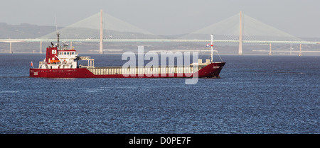 Tanker vela in Avonmouth Docks sul fiume Severn vicino a Bristol Regno Unito con il nuovo Severn Crossing e nel Galles a distanza Foto Stock