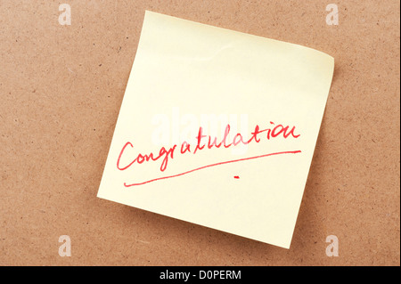 Congratulazioni parola scritta su una nota adesiva Foto Stock