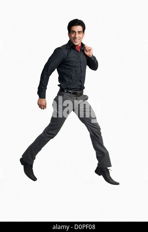 Ritratto di un uomo jumping contro uno sfondo bianco Foto Stock