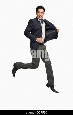 Ritratto di un uomo jumping contro uno sfondo bianco Foto Stock