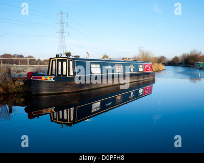 Chiatta ormeggiata in inverno a Rochdale Canal a Slattocks, Middleton, Greater Manchester, UK. Foto Stock