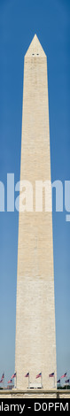 WASHINGTON DC, Stati Uniti d'America - il Monumento a Washington ad alta risoluzione panorama di fronte orientale. Una risoluzione molto alta immagine panorama (114 megapixel) della parete est del Monumento di Washington sul National Mall con cielo blu chiaro dello sfondo. Foto Stock