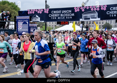 WASHINGTON DC - i corridori si riuniscono alla linea di partenza dell'annuale Cherry Blossom 16-Mile Run vicino al Washington Monument. Questo popolare evento primaverile, che coincide con il National Cherry Blossom Festival, segue un percorso panoramico attraverso il nucleo monumentale della capitale, attraversando il Memorial Bridge prima di girare intorno al bacino di marea passando per il Jefferson Memorial e attraversando l'East Potomac Park a Hains Point. Attirando migliaia di partecipanti da tutto il mondo, la gara offre viste mozzafiato dei monumenti iconici di DC incorniciati da ciliegi in fiore, creando uno dei pi pi' d'America Foto Stock
