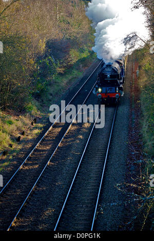 Colline del Surrey, Regno Unito. Nella sua nuova livrea blu, la 60163 LNER A1 classe 4-6-2 Tornado locomotiva a vapore "cattedrali Express' Convoglio ferroviario nella foto alimentare fuori della nebbia al di sotto di una testa piena di vapore in quanto esso accelera al di fuori della stazione di Reigate, Surrey e velocità attraverso le colline del Surrey en route da Victoria a Bristol Temple Meads 1050hrs giovedì 29 novembre 2012 Foto Stock