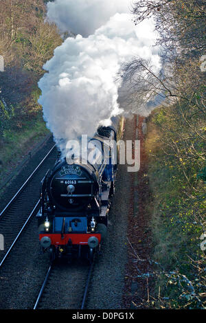 Colline del Surrey, Regno Unito. Nella sua nuova livrea blu, la 60163 LNER A1 classe 4-6-2 Tornado locomotiva a vapore "cattedrali Express' Convoglio ferroviario nella foto alimentare fuori della nebbia al di sotto di una testa piena di vapore in quanto esso accelera al di fuori della stazione di Reigate, Surrey e velocità attraverso le colline del Surrey en route da Victoria a Bristol Temple Meads 1050hrs giovedì 29 novembre 2012 Foto Stock