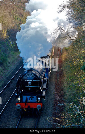 Colline del Surrey, Regno Unito. Nella sua nuova livrea blu, la 60163 LNER A1 classe 4-6-2 Tornado locomotiva a vapore "cattedrali Express' Convoglio ferroviario nella foto alimentare fuori della nebbia al di sotto di una testa piena di vapore in quanto esso accelera al di fuori della stazione di Reigate, Surrey e velocità attraverso le colline del Surrey en route da Victoria a Bristol Temple Meads 1050hrs giovedì 29 novembre 2012 Foto Stock