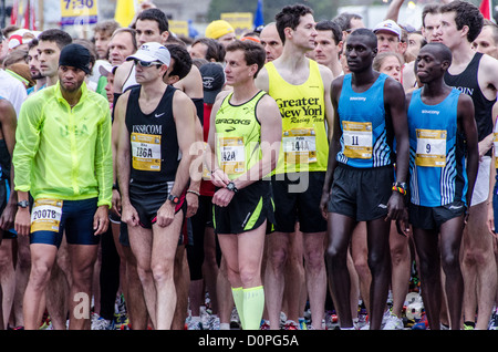 Alcuni uomini elite guide sulla linea di partenza a pochi istanti prima di iniziare il 2012 Cherry Blossom 10-Miler. A destra del numero 9 bib, è l'eventuale vincitore, Allan Kiprono dal Kenya, che ha stabilito un nuovo record sul percorso di 45:15. Alla sua destra, nel numero 11, è Lani Kiplagat, anche dal Kenya, chi è arrivato secondo in 46:28. Questo anno è stato il quarantesimo in funzione della gara che si corre ogni anno in primavera a Washington DC per coincidere con il National Cherry Blossom Festival. Il corso inizia vicino al Monumento di Washington, teste oltre il Memorial Bridge e indietro, va fino sotto il Centro Kennedy, intorno la marea B Foto Stock