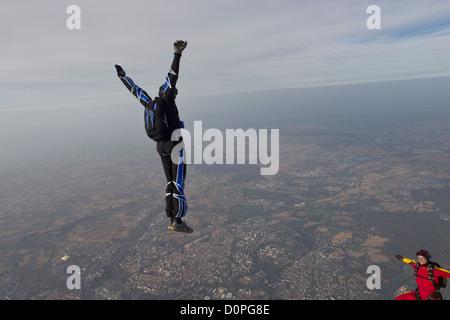 Paracadutista team è la formazione in Cielo insieme. La donna è di sedersi in volo e il maschio in un stand up posizione da 125 km/h. Foto Stock