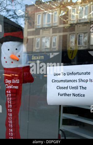 Negozio di avviso di chiusura al fianco di giorni fino a Natale la visualizzazione nella finestra di un supermercato a Hounslow, Middlesex, Inghilterra Foto Stock