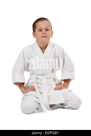 Ragazzo seduto nel judo kimono, isolato su bianco Foto Stock