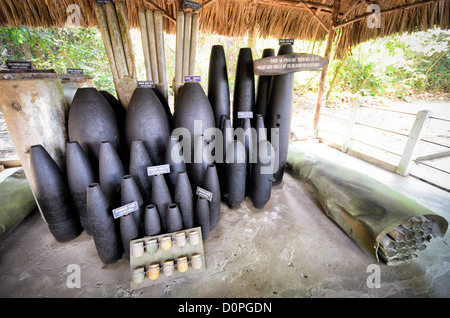 La città di HO CHI MINH, Vietnam - Un display dei tipi di ordigni inesplosi recuperato dalla zona circostante dalla American campagna di bombardamenti contro i Viet Cong nella zona durante la Guerra del Vietnam. I Tunnel di Cu Chi, a nord-ovest di Ho Chi Minh City, erano parte di un più grande galleria sotterranea di rete utilizzato dal Viet Cong nella guerra del Vietnam. Parte dell'originale sistema di tunnel è stata conservata come un attrazione turistica dove i visitatori possono andare verso il basso nello stretto tunnel e vedere presenta sulle precauzioni per la difesa e la vita quotidiana dei vietnamiti che visse e combattute. Foto Stock