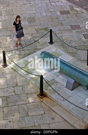 Cercando una Canon, la Torre di Londra, il Sito Patrimonio Mondiale dell'UNESCO, London, England, Regno Unito, Europa Foto Stock