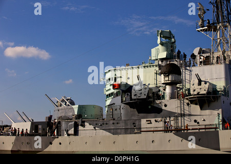 HMS Belfast WW2 corazzata ora un museo galleggiante, è ormeggiato sul fiume Tamigi vicino al London Bridge, London, Regno Unito Foto Stock