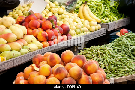 Organico fresco frutta e verdura in un mercato di strada Peachs, pesche noci, le pere, Banana, Grean Pepe, piselli e fagiolini Foto Stock