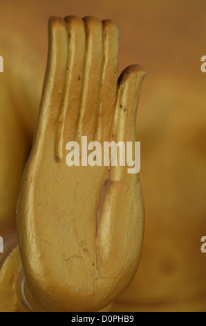 VIENTIANE, Laos - Close-up del golden mano su di una statua del Buddha (Siddharta Gautama) a un Wat in Vientiane, Laos. Foto Stock