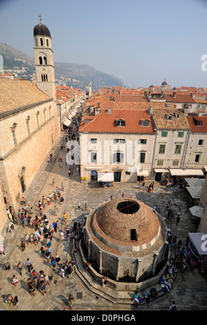 Croazia, Dubrovnik, città vecchia, fontana di Onofrio e monastero francescano Foto Stock