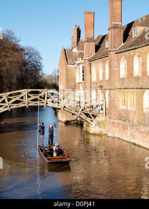 Punting sotto il ponte di matematica, il fiume Cam, Cambridge, Regno Unito Foto Stock