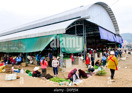 SAM NEUA, Laos - al di fuori del mercato mattutino edificio in Sam Neua (anche ortografato Samneua, Xamneua e Xam Neua) nel nord-est del Laos. Foto Stock