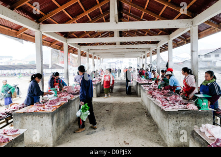 SAM NEUA, Laos - Carni fresche per la vendita al mercato di mattina in Sam Neua (anche ortografato Samneua, Xamneua e Xam Neua) nel nord-est del Laos. Foto Stock