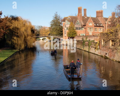 Punting lungo il dorso, fiume Cam, Cambridge, Regno Unito Foto Stock