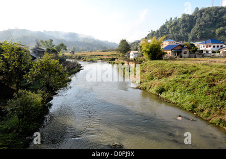 SAM NEUA, Laos - Vista del paesaggio adiacente a Sam Neua (anche ortografato Samneua, Xamneua e Xam Neua) nel nord-est del Laos. Questa foto è stata presa da uno dei principale della città di ponti. Foto Stock