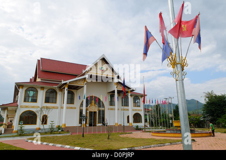 LUANG NAMTHA, Laos - Luang Namtha museo nel centro cittadino di Luang Namtha. Alloggiato in un edificio di nuova costruzione che è principalmente dedicata alla conferenza di spazio riunione, il piccolo museo è costituito da un unico grande ambiente con manufatti locali che vanno dai costumi etnici di propaganda rivoluzionaria e attrezzature militari. Foto Stock