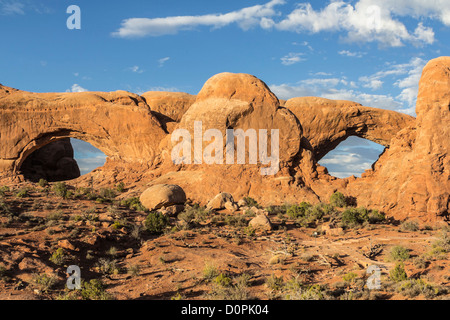 Pomeriggio di luce a doppia arcata in Utah Arches National Park. Foto Stock