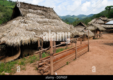 LUANG NAMTHA, Laos - Il tetto di paglia di un edificio nel villaggio Lakkhamma a Luang Namtha provincia nel nord del Laos. Lakkhamma Village è stato stabilito come un progetto congiunto tra il governo del Laos e la Commissione europea. Foto Stock