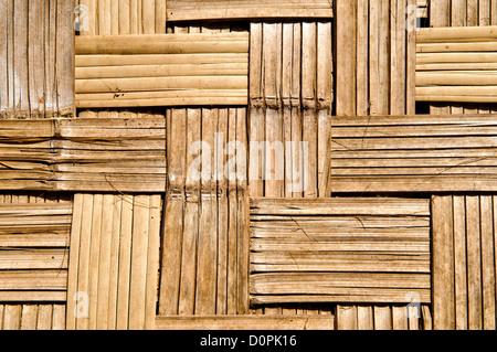 LUANG NAMTHA, Laos - la bamboo reticolare formante la parete di una casa nel villaggio Lakkhamma a Luang Namtha provincia nel nord del Laos. Lakkhamma Village è stato stabilito come un progetto congiunto tra il governo del Laos e la Commissione europea. Foto Stock