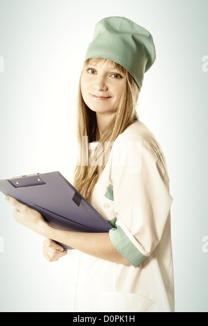 Bionda sorridente medico con una cartella Foto Stock